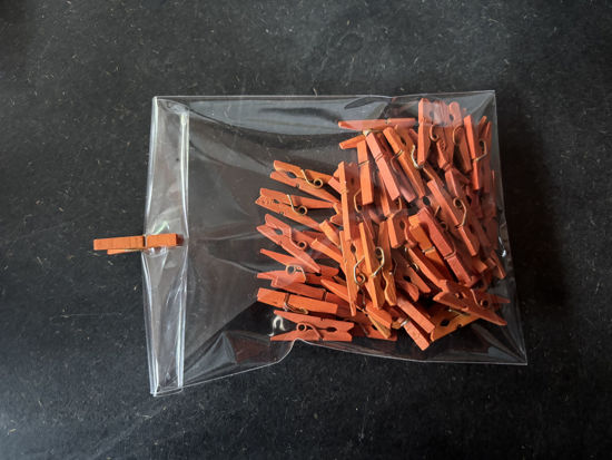 Bild von Holzklammern orange